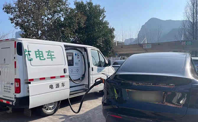 尉犁汽车搭电